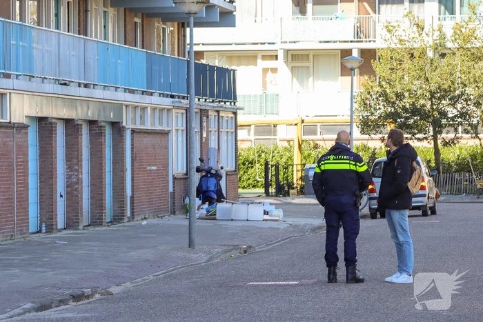 Huisraad op straat gegooid, twee agenten gewond