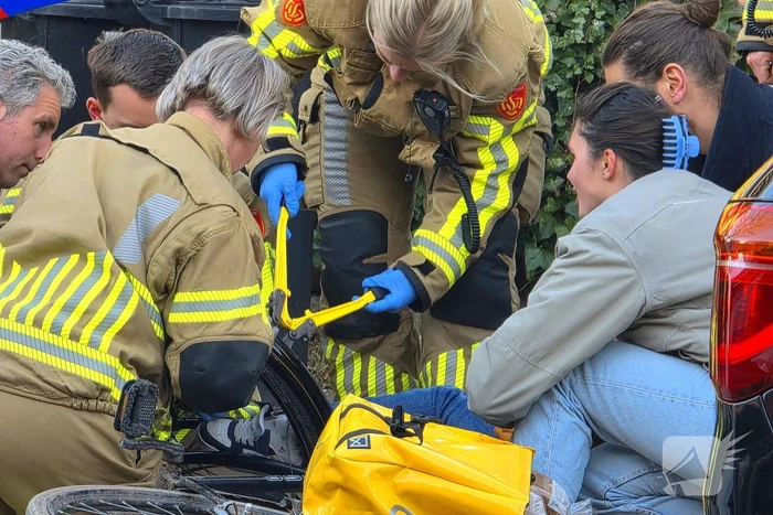 Brandweer bevrijdt Kind uit fietswiel