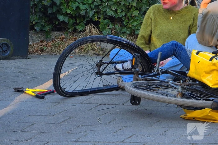 Brandweer bevrijdt Kind uit fietswiel
