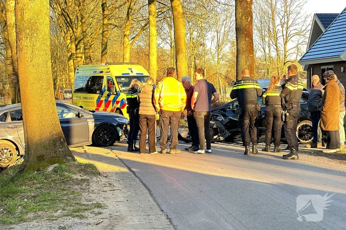 Twee voertuigen botsen frontaal op elkaar