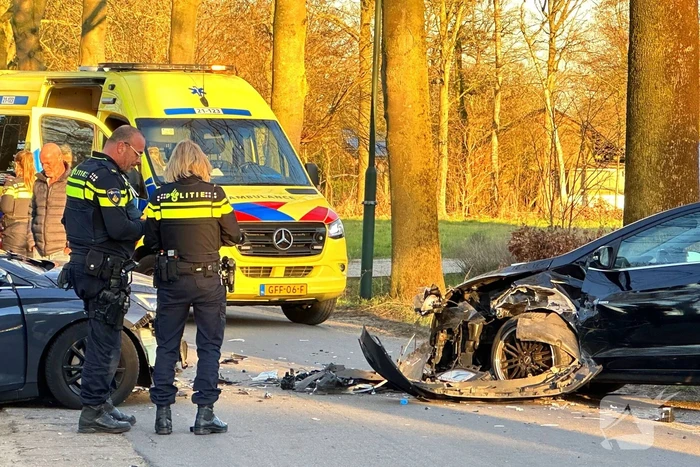 Twee voertuigen botsen frontaal op elkaar