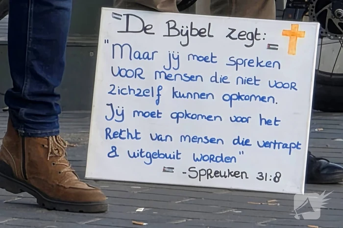 Demonstranten bij treinstation