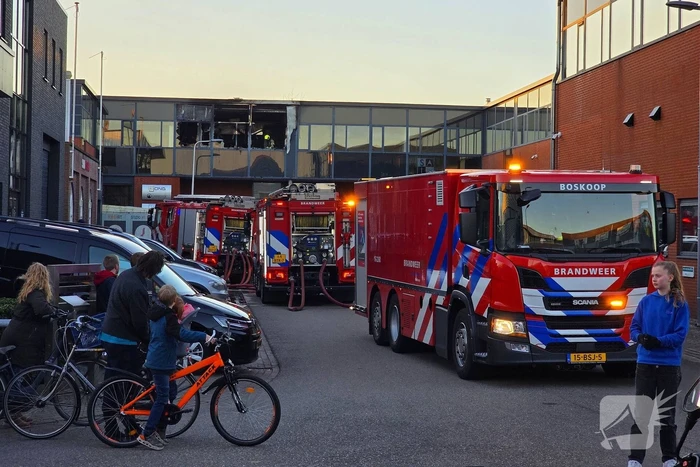 Uitslaande brand in bedrijfspand