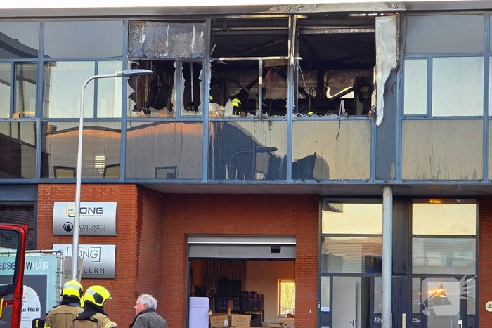 Uitslaande brand in bedrijfspand