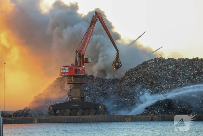 Grote brand in buitenopslag havengebied