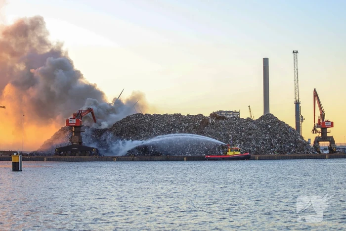 Grote brand in buitenopslag havengebied