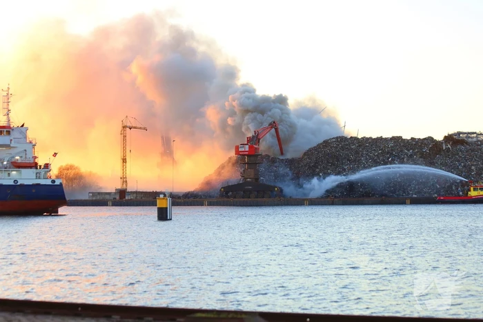Grote brand in buitenopslag havengebied