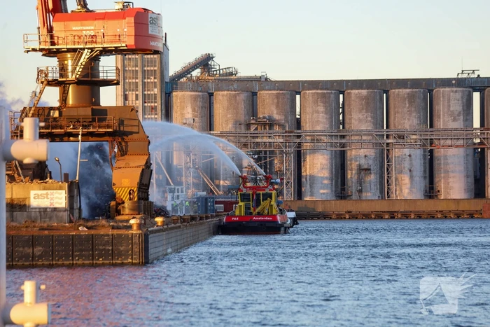 Grote brand in buitenopslag havengebied