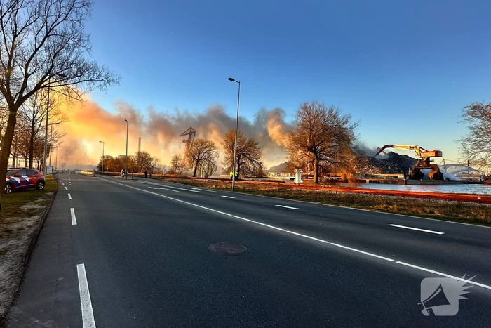 Grote brand in buitenopslag havengebied