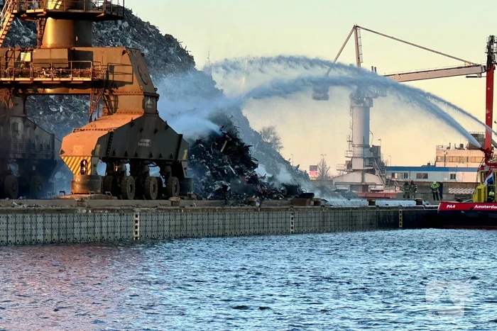 Grote brand in buitenopslag havengebied