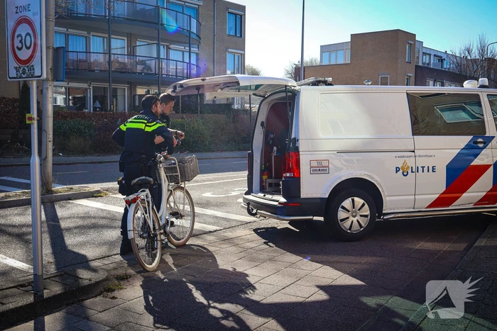 Jonge dame vervoerd naar ziekenhuis na fietsongeval