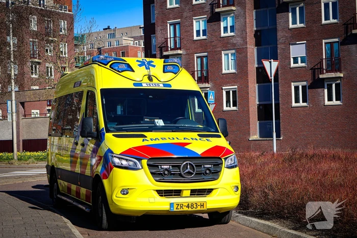 Jonge dame vervoerd naar ziekenhuis na fietsongeval