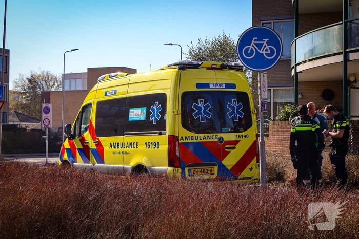 Jonge dame vervoerd naar ziekenhuis na fietsongeval
