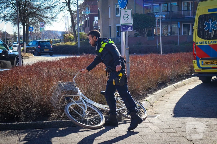 Jonge dame vervoerd naar ziekenhuis na fietsongeval