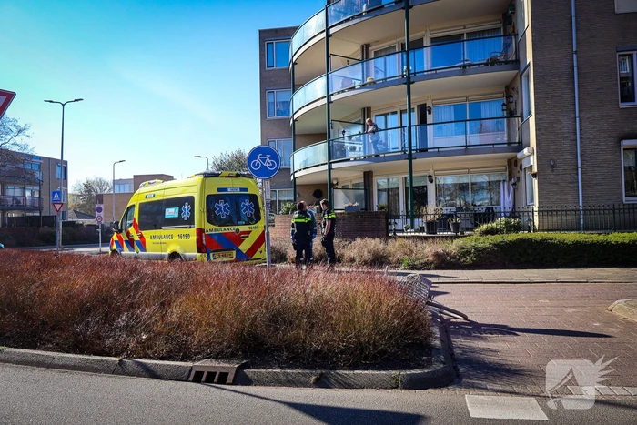Jonge dame vervoerd naar ziekenhuis na fietsongeval