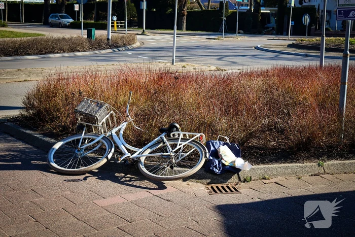 Jonge dame vervoerd naar ziekenhuis na fietsongeval