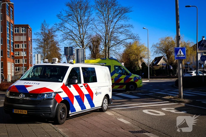 Jonge dame vervoerd naar ziekenhuis na fietsongeval