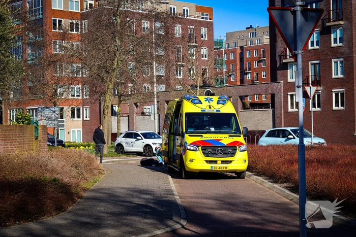 Jonge dame vervoerd naar ziekenhuis na fietsongeval