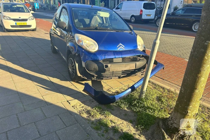 Kentekenplaat en bumper beschadigd na aanrijding