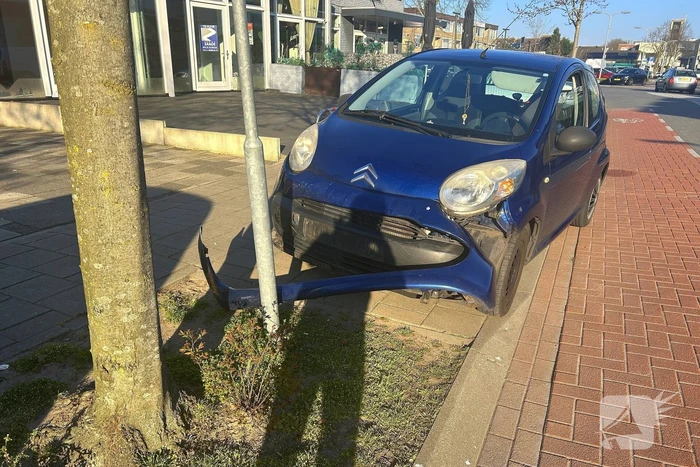 Kentekenplaat en bumper beschadigd na aanrijding