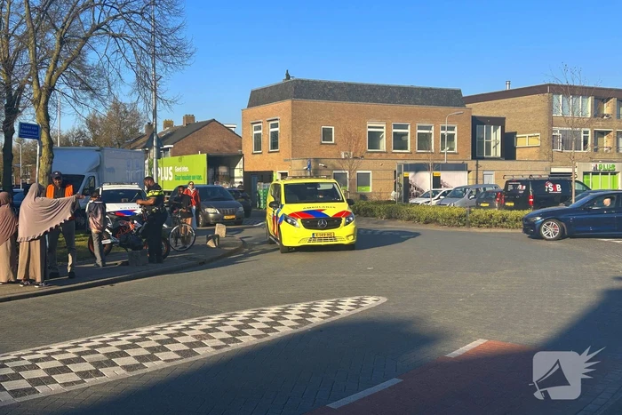 Kentekenplaat en bumper beschadigd na aanrijding