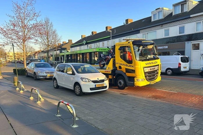 Kentekenplaat en bumper beschadigd na aanrijding