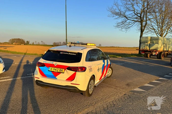 Ambulance controleert inzittenden na ongeval