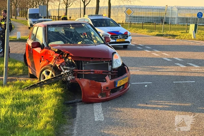 Ambulance controleert inzittenden na ongeval