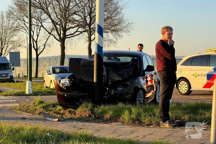 Ambulance controleert inzittenden na ongeval