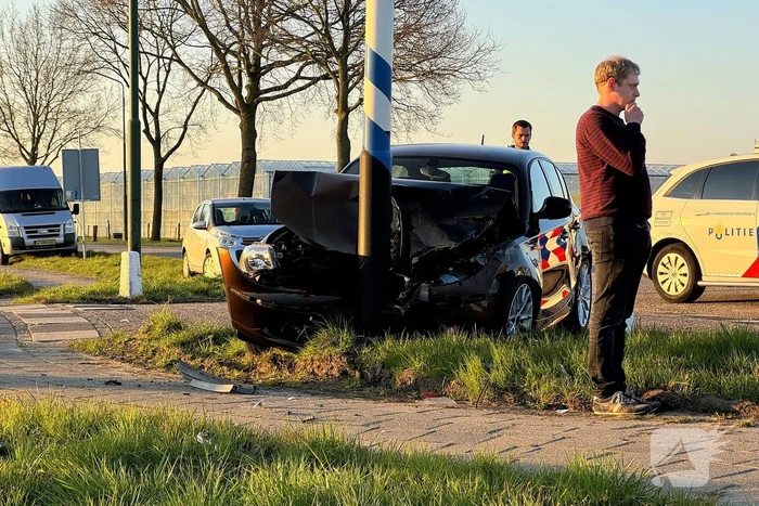 Ambulance controleert inzittenden na ongeval