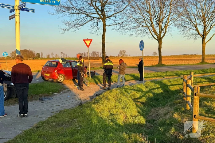 Ambulance controleert inzittenden na ongeval