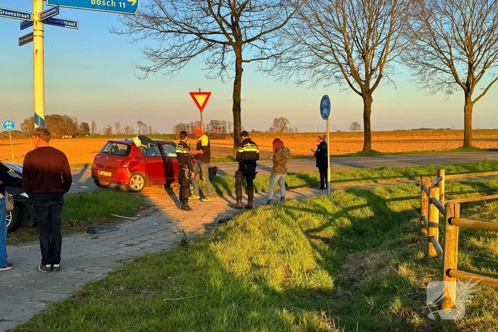 Ambulance controleert inzittenden na ongeval