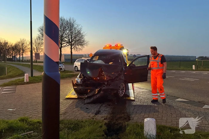 Ambulance controleert inzittenden na ongeval