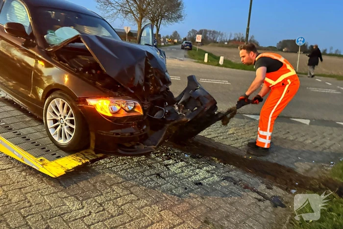 Ambulance controleert inzittenden na ongeval