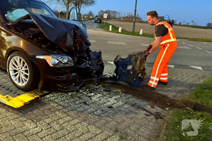 Ambulance controleert inzittenden na ongeval