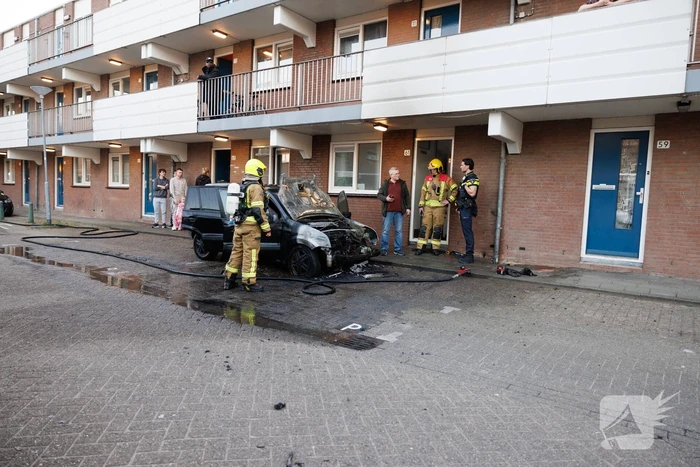 Auto in brand tijdens klusje