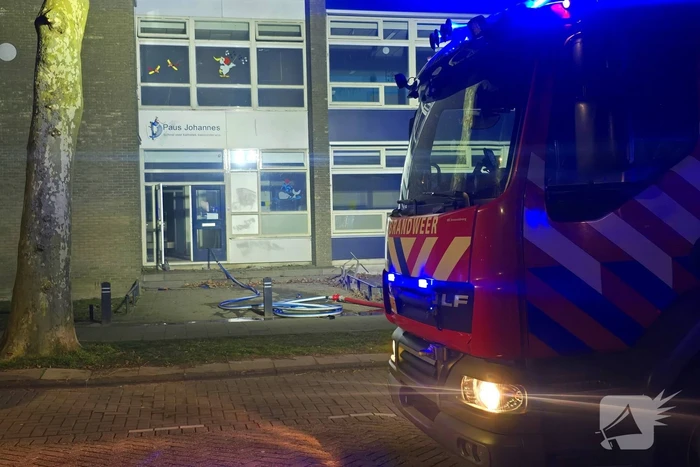 Brandweer forceert deur om brand te bestrijden