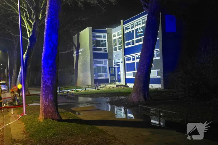 Brandweer forceert deur om brand te bestrijden