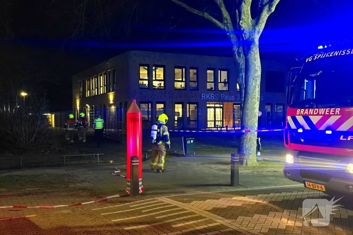 Brandweer forceert deur om brand te bestrijden