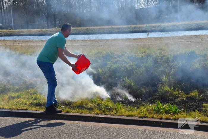 Omstanders blussen bermbrand