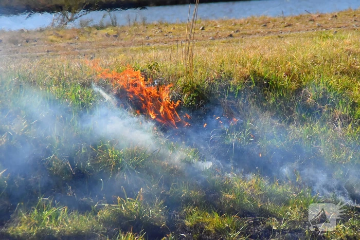 Omstanders blussen bermbrand