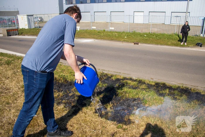 Omstanders blussen bermbrand