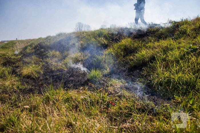 Omstanders blussen bermbrand
