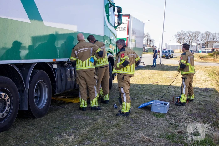 Diesel lekt van vrachtwagen na ongeval