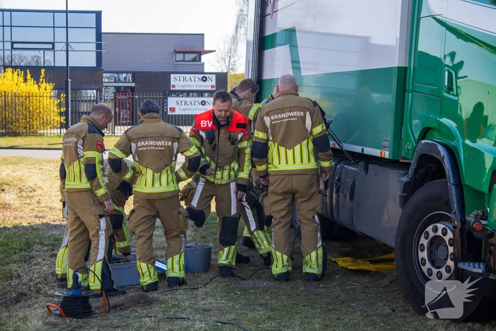 Diesel lekt van vrachtwagen na ongeval