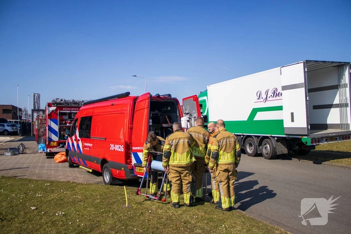 Diesel lekt van vrachtwagen na ongeval