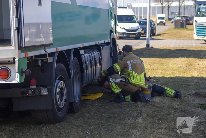 Diesel lekt van vrachtwagen na ongeval