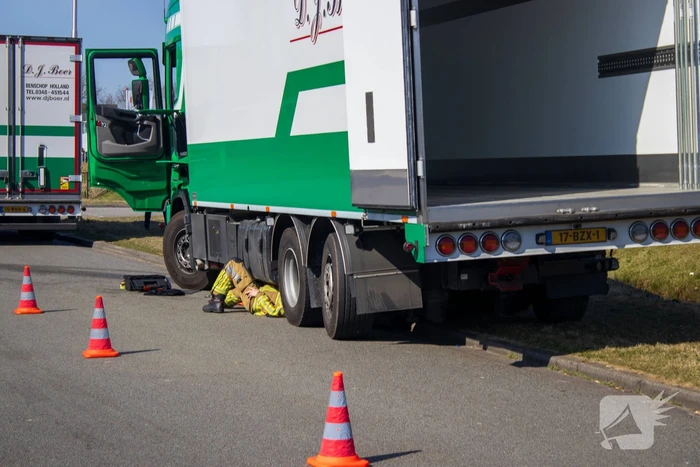 Diesel lekt van vrachtwagen na ongeval