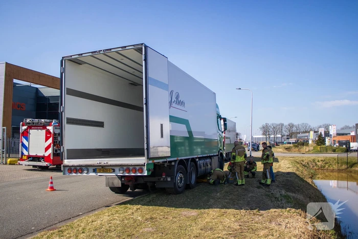 Diesel lekt van vrachtwagen na ongeval