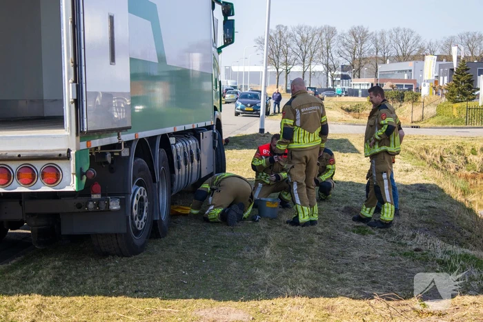 Diesel lekt van vrachtwagen na ongeval